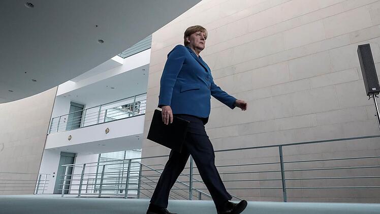 Merkel hat ihre Entscheidung &uuml;ber eine weitere Kanzlerkandidatur bei der Bundestagswahl 2017 bislang offen gelassen. Viele CDU-Politiker sprechen sich f&uuml;r Merkel aus. Foto: Michael Kappeler/dpa