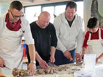 Metzger Matthias Steger und seine Helfer Hannes Zöbelein, Günter Münch und Jakob Steger (v. l.) zerteilten das Fleisch. Foto: privat