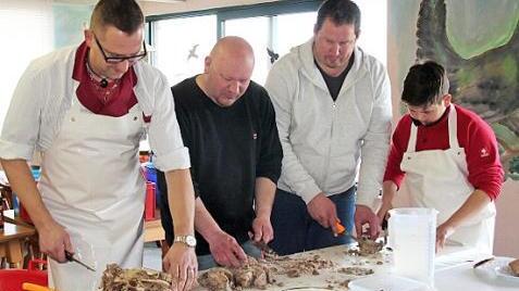 Metzger Matthias Steger und seine Helfer Hannes Zöbelein, Günter Münch und Jakob Steger (v. l.) zerteilten das Fleisch. Foto: privat
