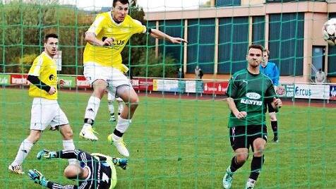 Kevin Popp (Bildmitte) erzielt im Nachsetzen in der 90. Minute das goldene Tor zum 1:0 f&uuml;r den TSV Ebensfeld. Torh&uuml;ter Bernd Grebner vom TSV Marktzeuln konnte es nicht mehr verhindern. Foto: Hartmut Klamm