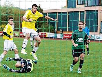Kevin Popp (Bildmitte) erzielt im Nachsetzen in der 90. Minute das goldene Tor zum 1:0 f&uuml;r den TSV Ebensfeld. Torh&uuml;ter Bernd Grebner vom TSV Marktzeuln konnte es nicht mehr verhindern. Foto: Hartmut Klamm