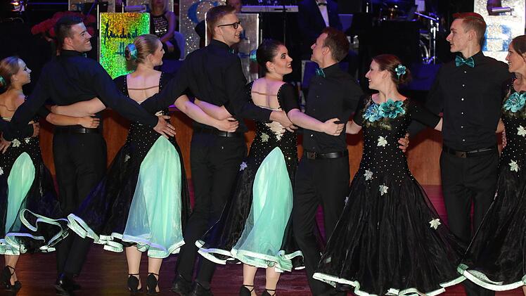 Die Walzerformation der Coburger Tanzschule WeinbergWolfgang Desombre
