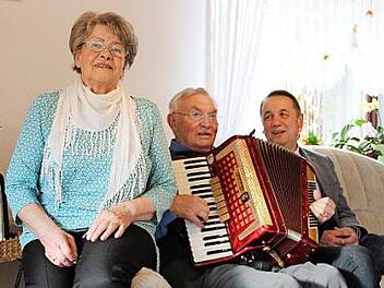 Fritz Eberhardt mit seiner Frau Rosi und Bürgermeister Bernd Steinhäuser Foto: Katharina Müller-Sanke