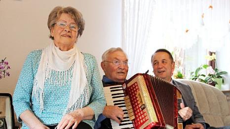 Fritz Eberhardt mit seiner Frau Rosi und Bürgermeister Bernd Steinhäuser Foto: Katharina Müller-Sanke