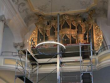 Die Schuke-Orgel in der Coburger Morizkirche erhält zwei neue Bass-Register. Damit die bis zu 250 Kilogramm schweren neuen Pfeifen auf die Orgelempore geschafft werden können, wurde ein Gerüst aufgebaut.Foto: Jochen Berger