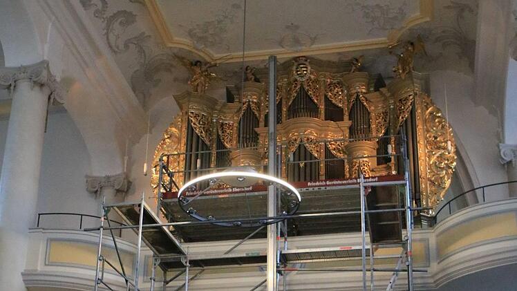 Die Schuke-Orgel in der Coburger Morizkirche erhält zwei neue Bass-Register. Damit die bis zu 250 Kilogramm schweren neuen Pfeifen auf die Orgelempore geschafft werden können, wurde ein Gerüst aufgebaut.Foto: Jochen Berger