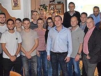 Die CSU Gro&szlig;enseebach nominierte Christian Schmitt (vorne, in der Mitte) als B&uuml;rgermeisterkandidaten; das Bild zeigt ihn mit den Gemeinderatskandidaten des Ortsverbandes.  Foto: privat