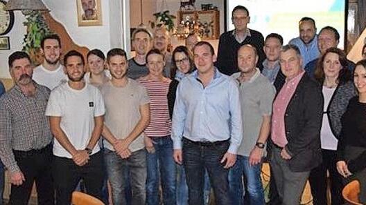 Die CSU Gro&szlig;enseebach nominierte Christian Schmitt (vorne, in der Mitte) als B&uuml;rgermeisterkandidaten; das Bild zeigt ihn mit den Gemeinderatskandidaten des Ortsverbandes.  Foto: privat