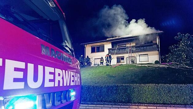 Mit einer Steckleiter gelangten die Retter auf den Balkon und ins Obergeschoss des brennenden Hauses (links).  Fotos: News5, Ittig (19, Stelzner (19