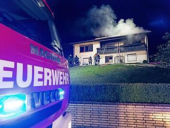 Mit einer Steckleiter gelangten die Retter auf den Balkon und ins Obergeschoss des brennenden Hauses (links).  Fotos: News5, Ittig (19, Stelzner (19