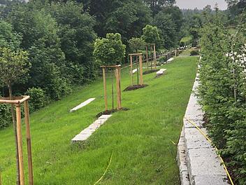 Der Markt Tettau muss neben Wasser- und Abwasser auch die Gewerbesteuer und die Friedhofgebühren für alle Friedhöfe in der Gemeinde erhöhen. Unser Bild zeigt den vor kurzem sanierten Friedhof in Tettau.  Archiv Michael Wunder