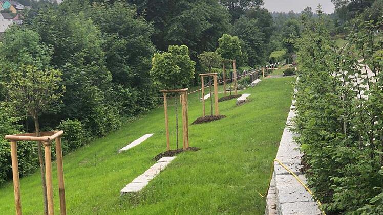 Der Markt Tettau muss neben Wasser- und Abwasser auch die Gewerbesteuer und die Friedhofgebühren für alle Friedhöfe in der Gemeinde erhöhen. Unser Bild zeigt den vor kurzem sanierten Friedhof in Tettau.  Archiv Michael Wunder