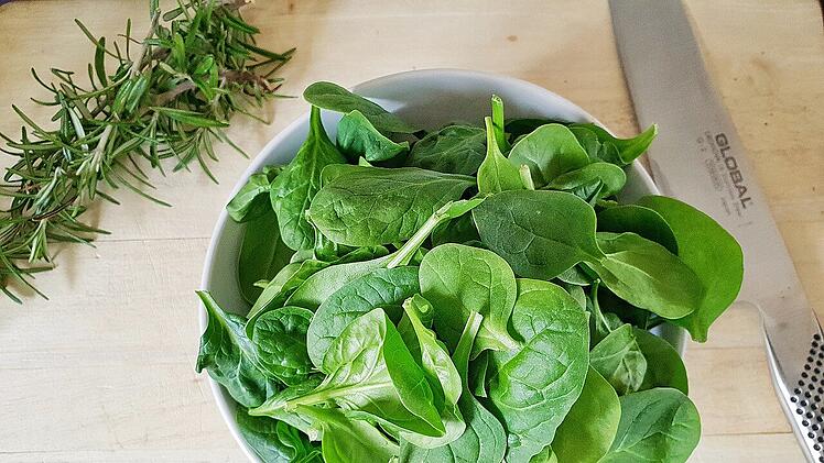 Spinat enthält hohe Mengen an Eisen, Calcium und Magnesium.