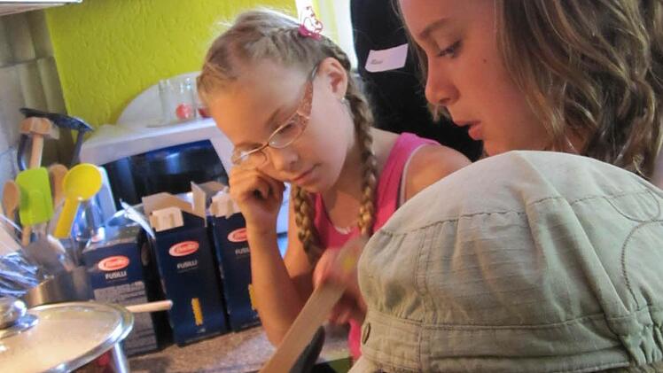 Brennnessel-Chips machten die Kinder am Herd, Roswitha Endres passte auf.