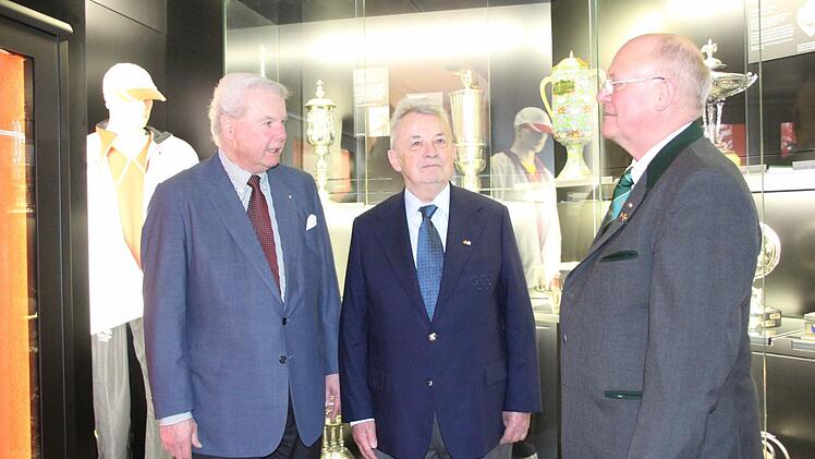 Prinz Andreas, Walther Tröger und Heinz-Helmut Fischer vor der Vitrine mit den internationalen Pokalen.