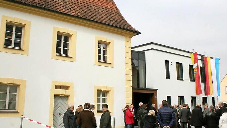 Das denkmalgeschützte alte Rathaus wurde um einen modernen Anbau erweitert. Fotos: Evi Seeger