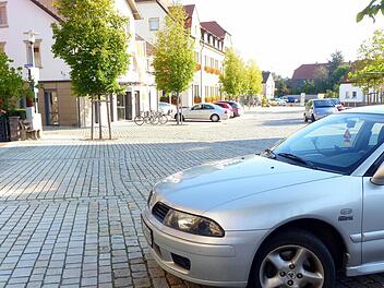 Zwischen den eingezeichneten Parkbuchten (rechts) und dem am geschliffenen Pflaster erkennbaren Gehweg (links) sollen zur besseren optischen Trennung Blumenkästen angebracht werden.  Foto: ab
