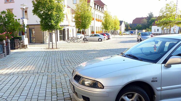 Zwischen den eingezeichneten Parkbuchten (rechts) und dem am geschliffenen Pflaster erkennbaren Gehweg (links) sollen zur besseren optischen Trennung Blumenkästen angebracht werden.  Foto: ab