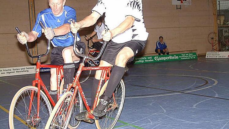 Tommy Jonak (links) war beim RVC Steinwiesen V in der Bezirksklasse mehr als nur Ersatz für den erkrankten Roland Kuhnlein. Er und Georg Porzel kamen in vier Spielen auf ein Torverhältnis von 46:4. Foto: Hans Franz