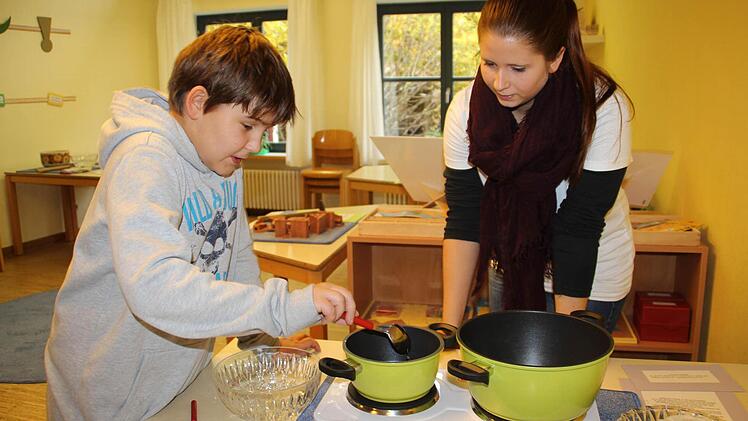 Kinder dürfen mit Wasser und Hitze experimentieren. Foto: Mariell Dörrschmidt