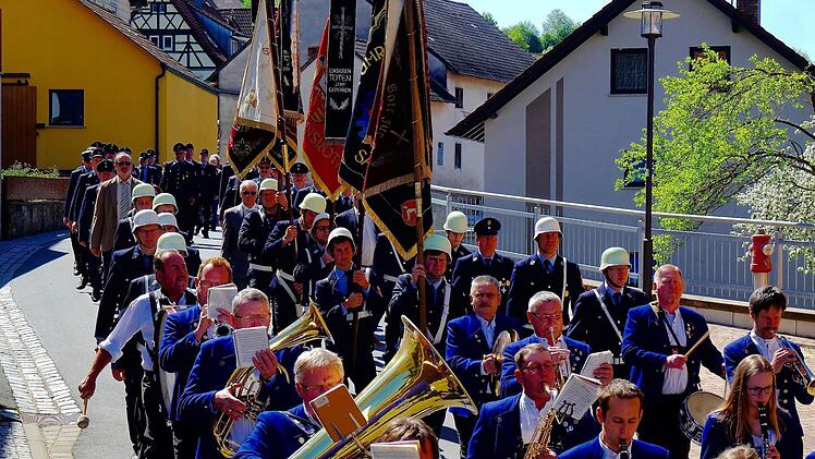 Der Festzug der Windheimer Wehr wurde von den Klingentaler Musikanten angeführt und von Nachbarwehren begleitet. Foto: Gerd Schaar
