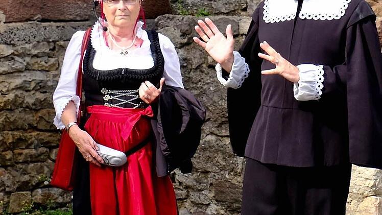 Bürgermeister Armin Warmuth begleitete in historischem Gewand die Stadtführung mit Eva Albert.