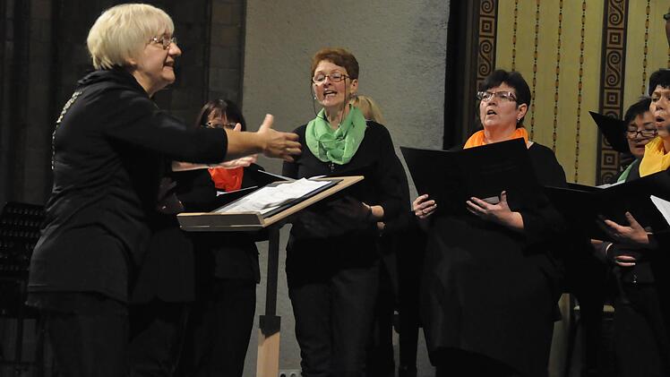 Eva Duda und der Gesangverein Eintracht Haard - eine dynamische Chorleiterin und ein Chor, der ihr beeindruckend folgt. Foto: Peter Klopf
