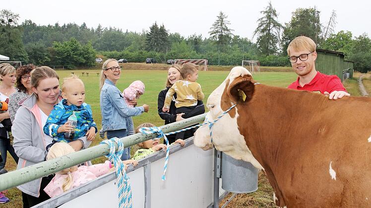 Kuh-Lotto beim Familienfest des SV Hut: Die Kuh Lieselotte aus dem Stall von Andreas Becker spielte Glücksfee. 2. Vorsitzender Georg Wegener führte die Kuh über das Sportplatzgelände.  Foto: Wolfgang Desombre