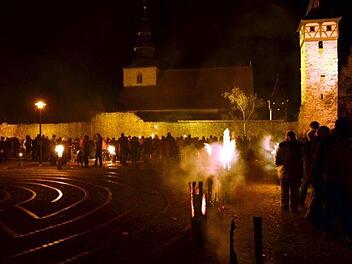 Mit Hunderten von Fackeln und Lichtern taucht Ostheim zum Jahresausklang seine Kirchenburg "in Flammen". Das Spektakel findet wieder am 30. Dezember statt. Foto: Archivbild Tonya Schulz