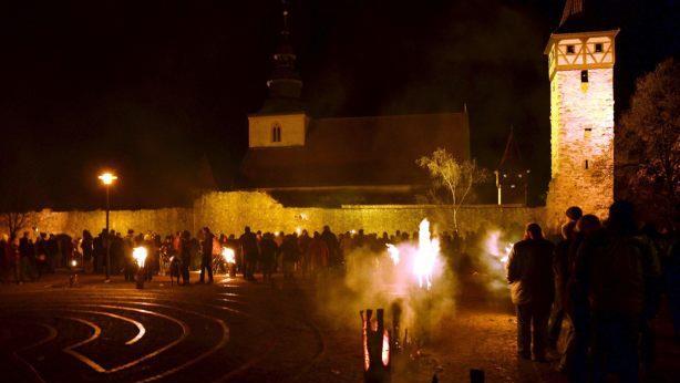 Mit Hunderten von Fackeln und Lichtern taucht Ostheim zum Jahresausklang seine Kirchenburg "in Flammen". Das Spektakel findet wieder am 30. Dezember statt. Foto: Archivbild Tonya Schulz