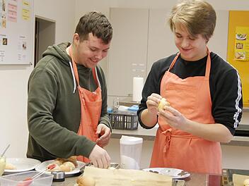 von links: Mikaund Patrick, zwei Teamworker in der Schulküche   Foto: Manja von Nida