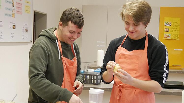 von links: Mikaund Patrick, zwei Teamworker in der Schulküche   Foto: Manja von Nida