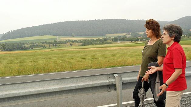 Lydia Schoberth (links) und Wilhelmine Denk von der B&uuml;rgerinitiative vor dem Gel&auml;nde, auf dem einmal das Gewerbegebiet entstehen soll. Archiv/Peter M&uuml;ller
