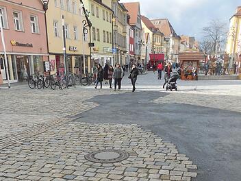 Fu&szlig;g&auml;ngerzone in Bayreuth: Die unterschiedlichen Asphaltarten sorgen f&uuml;r ein unruhiges Erscheinungsbild. Die Stadt verspricht in diesem Fall nun aber, Abhilfe zu schaffen.  Foto: Julia Grieshammer