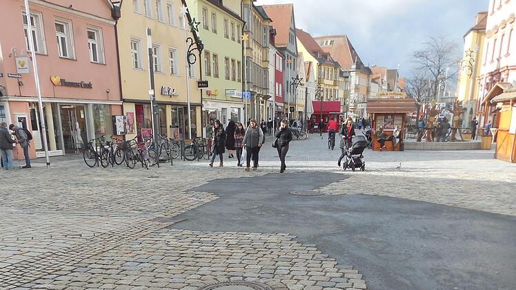 Fu&szlig;g&auml;ngerzone in Bayreuth: Die unterschiedlichen Asphaltarten sorgen f&uuml;r ein unruhiges Erscheinungsbild. Die Stadt verspricht in diesem Fall nun aber, Abhilfe zu schaffen.  Foto: Julia Grieshammer