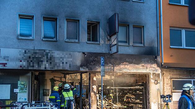 Explosion und Brand in einem Ladengeschäft: Trümmer fliegen bis auf die Straße