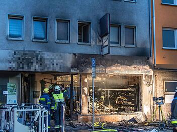 Explosion und Brand in einem Ladengeschäft: Trümmer fliegen bis auf die Straße