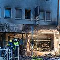 Explosion und Brand in einem Ladengesch&auml;ft: Tr&uuml;mmer fliegen bis auf die Stra&szlig;e