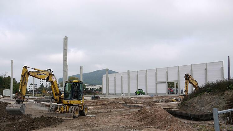 Im Industriegebiet Südwest wird eine neue Logistikhalle gebaut, Für die Zeit nach der Fertigstellung plant der Investor weitere Projekte in Neustadt.