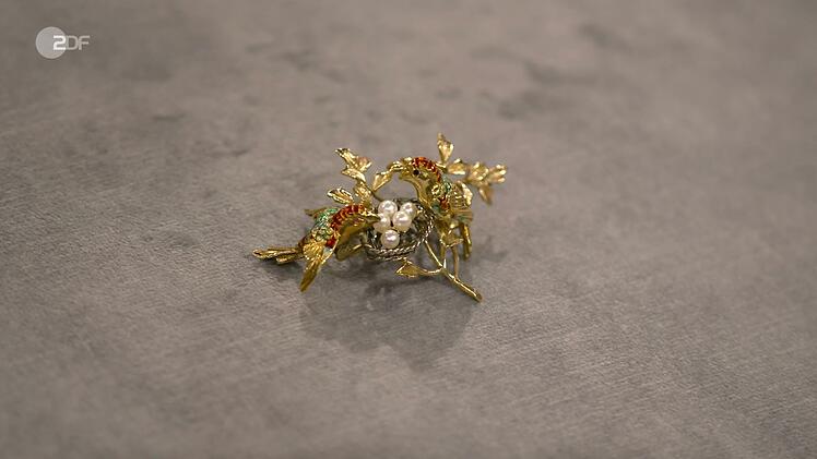 Eine Brosche samt Vogelpaar mit Nest aus 750er Gold, Silber und Emaille mit Zuchtperlen datierte Heide Rezepa-Zabel in den 1950er Jahren. Der Wunschpreis lag bei 800 bis 900 Euro. Die Expertin sch&auml;tzte ebenfalls 800 bis 1.000 Euro und H&auml;ndlerin Elke Velten zahlte 900 Euro.