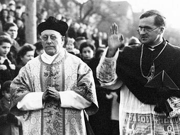 Julius Kardinal Döpfner in seiner Heimatgemeinde. Dieses Bild entstand im Dezember 1948, als Döpfner kurz nach seiner Bischofsweihe seine Heimatgemeinde besuchte und begeistert empfangen wurde. Foto: privat