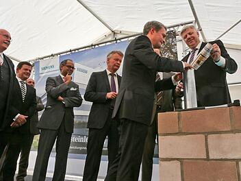 Im Grundstein des neuen Büro- und Entwicklungsgebäudes wird eine FT-Ausgabe stecken. Fotos: Barbara Herbst