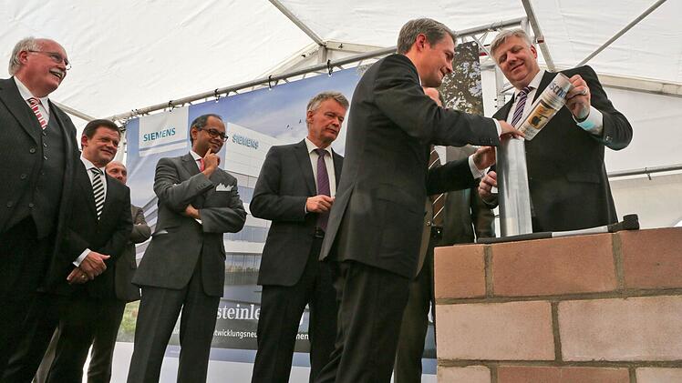 Im Grundstein des neuen Büro- und Entwicklungsgebäudes wird eine FT-Ausgabe stecken. Fotos: Barbara Herbst