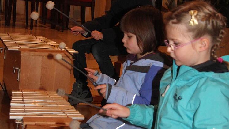 Auch instrumentell machen die Kinder der Früherziehung erste Erfahrungen: Nicola Probst hatte gleich mehrere Lieder mit den Allerjüngsten einstudiert.