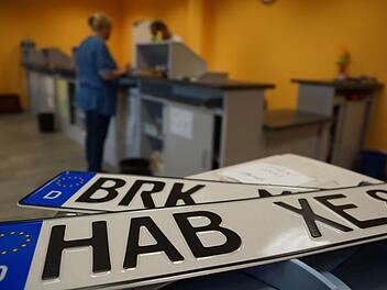 686 HAB-Kennzeichen und 620 BRK-Kennzeichen wurden seit 10. Juli neu angemeldet. Zusammen mit den echten Oldtimern gibt es damit 2027 Retro-Kennzeichen im Landkreis. Fotos: Arkadius Guzy