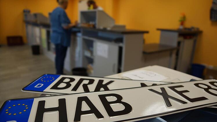 686 HAB-Kennzeichen und 620 BRK-Kennzeichen wurden seit 10. Juli neu angemeldet. Zusammen mit den echten Oldtimern gibt es damit 2027 Retro-Kennzeichen im Landkreis. Fotos: Arkadius Guzy