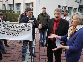 So wie hier vor einer Informationsveranstaltung zum "Grünen Band" im April vergangenen Jahres gehen die Meinungen zum Naturschutzgroßprojekt immer noch weit auseinander. Landrat Michael Busch (Zweiter von rechts) ist dafür, die Coburger Kreisbäuerin Heidi Bauersachs (rechts) dagegen. Foto: Berthold Köhler