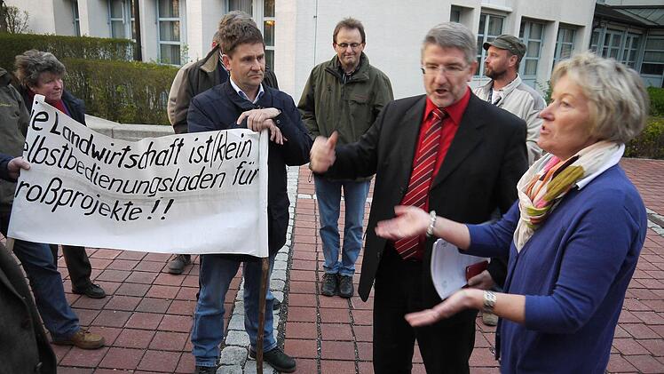 So wie hier vor einer Informationsveranstaltung zum "Grünen Band" im April vergangenen Jahres gehen die Meinungen zum Naturschutzgroßprojekt immer noch weit auseinander. Landrat Michael Busch (Zweiter von rechts) ist dafür, die Coburger Kreisbäuerin Heidi Bauersachs (rechts) dagegen. Foto: Berthold Köhler