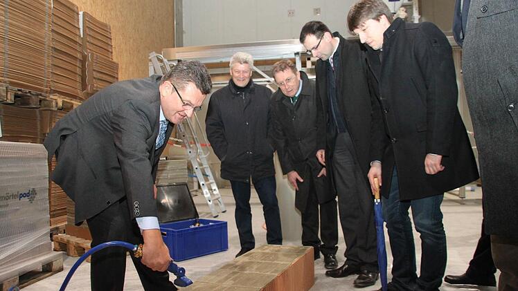 Pschierer bewässert die Mörtelpads.