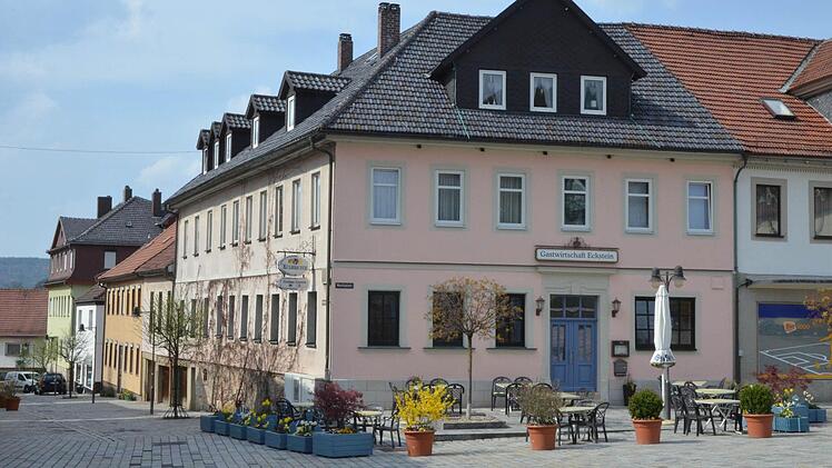 Der "Eckstein" in Neustadt lockt auch mit Kleinkunst und Ritteressen.